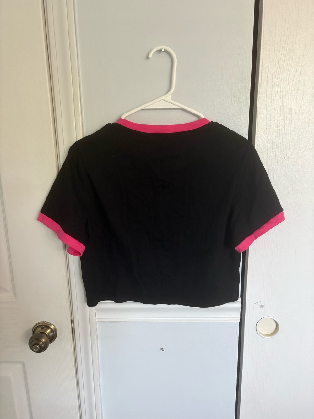 SHEIN Black Crop Tee with Hot Pink Trim Hello Kitty Graphic - Picture 4 of 4